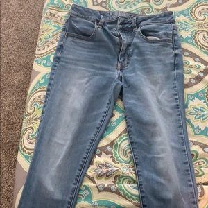 American Eagles light denim jeans